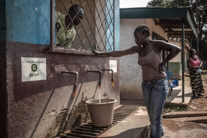 Quiosco de agua en un barrio de Bangui (República Centroafricana)