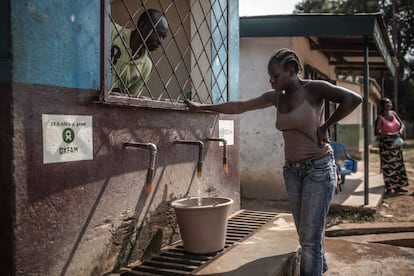 Quiosco de agua en un barrio de Bangui (República Centroafricana)