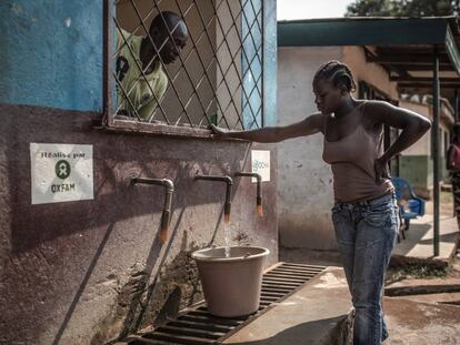 Quiosco de agua en un barrio de Bangui (República Centroafricana)