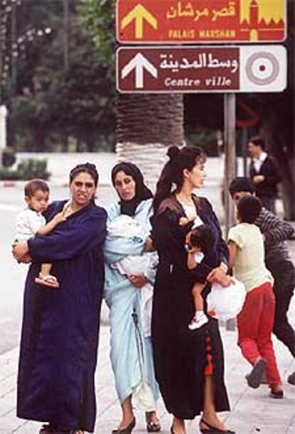 Mujeres marroquíes con sus hijos pasean por el centro de Tánger.