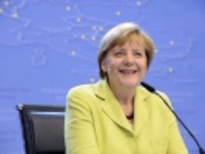 La canciller alemana cumple hoy 60 años y recibió anoche un regalo inesperado los periodistas le cantaron el Happy birthday en Bruselas