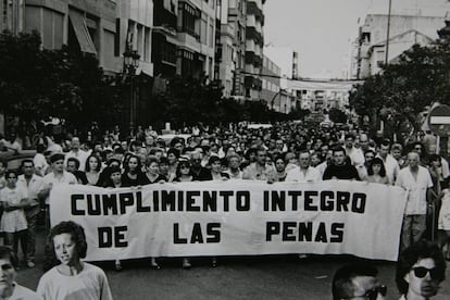 Manifestación en Puente Genil (Córdoba) tras el crimen de Casta Castrillo, ocurrido el 19 de julio de 1995.