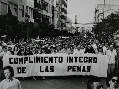 Manifestación en Puente Genil (Córdoba) tras el crimen de Casta Castrillo, ocurrido el 19 de julio de 1995.