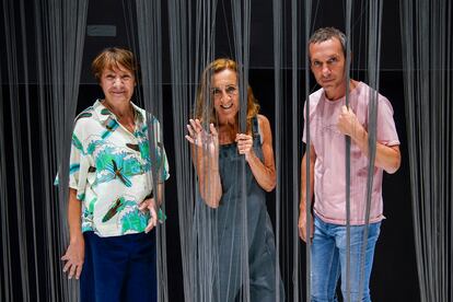 La directora Carme Portacelli, centro, la actriz Blanca Portillo y el actor Pablo Derqui posan durante un ensayo de la adaptación al teatro de la novela La Madre de Frankenstein de Almudena Grandes en una sala de ensayos en Madrid.