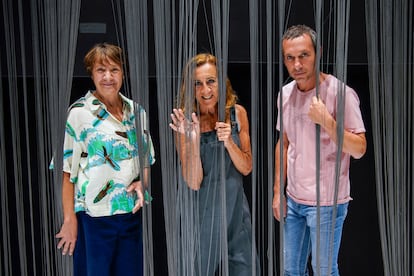 La directora Carme Portacelli, centro, la actriz Blanca Portillo y el actor Pablo Derqui posan durante un ensayo de la adaptación al teatro de la novela La Madre de Frankenstein de Almudena Grandes en una sala de ensayos en Madrid.