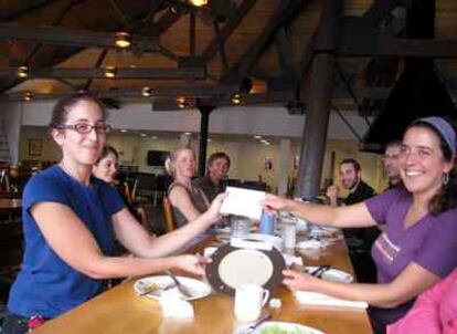 Raquel Gutiérrez (a la derecha) muestra el título de ganadora del concurso de del Experimento ATP de tortillas creativas celebrado en UNIS (Longyearbyen), compartido con Alexia Coello (izquierda. La receta canadora es una 'tortilla a la svarbardina' (con bacalao ártico).