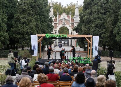 Emilio Romero y La Real C&aacute;mara en el primero de los conciertos que se celebraron ayer en el cementerio de La Almudena. 