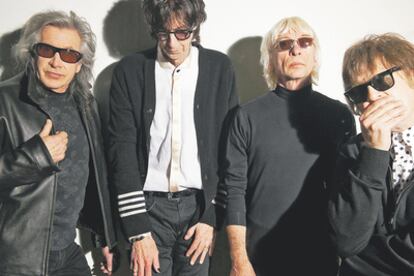 <b>The Cars en 2011. De izquierda a derecha, Dave Robinson, Ric Ocasek, Greg Hawkes y Elliott Easton.</b>