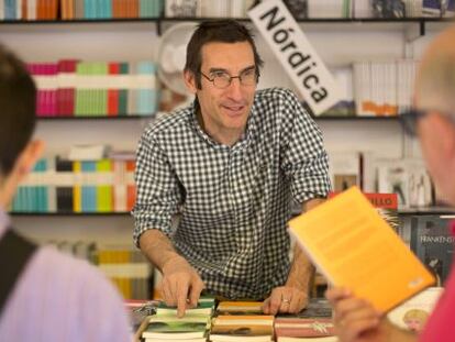 El escritor Fernando San Basilio trabajando en una caseta de la Feria del Libro de Madrid.