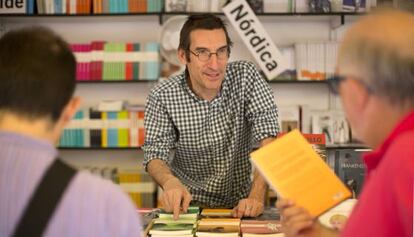 El escritor Fernando San Basilio trabajando en una caseta de la Feria del Libro de Madrid.