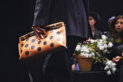 Uno de los modelos de bolso creados por Loewe: Missy Dots, en el que se emplea la técnica intarsia.