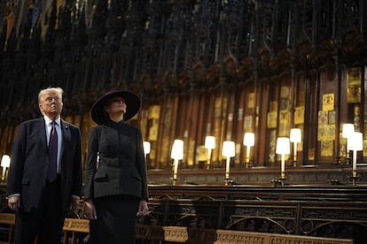 El presidente Donald Trump y la primera dama Melania Trumpa visitan la capilla de San Jorge del castillo de Windsor, este miércoles. 