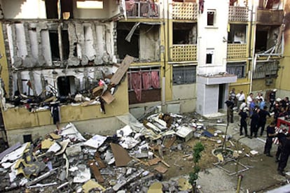 La fachada del edificio del barrio sevillano de Las Letanías, tras la explosión que provocó un vecino.