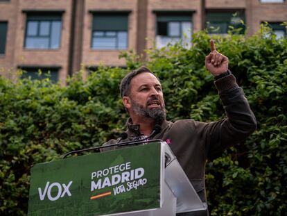 El líder de Vox, Santiago Abascal, durante el mitin en Parla este viernes.