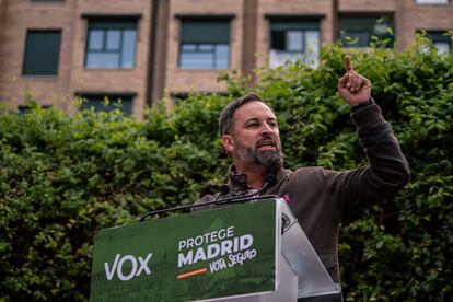 El líder de Vox, Santiago Abascal, durante el mitin en Parla este viernes.