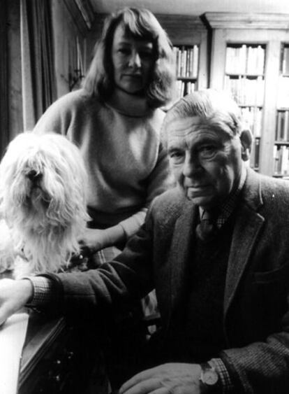 El historiador Arthur Koestler y su esposa Cynthia, en su casa de Londres