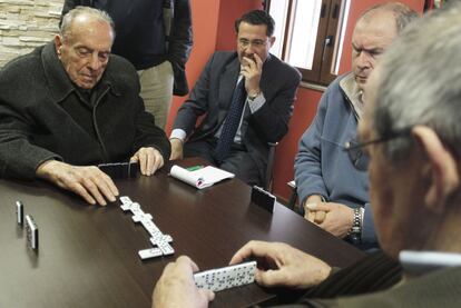 Manuel Fraga juega una partida de dominó en el barrio de San Lázaro. A su izquierda, Conde Roa, que en las próximas semanas presentará su lista.