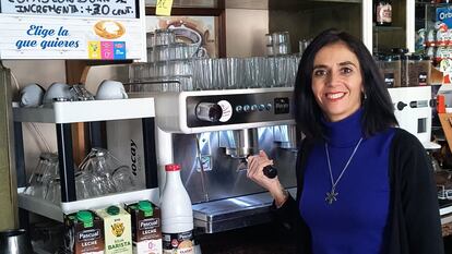 Ángeles Domingo, en su cafetería El Patio, en La Zubia (Granada).