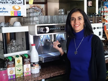 Ángeles Domingo, en su cafetería El Patio, en La Zubia (Granada).