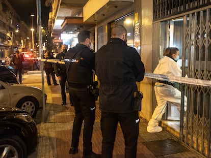 Miembros de la Policía Nacional custodian la puerta del bar La Espuela donde se han encontrado los cadáveres de dos varones, este martes.