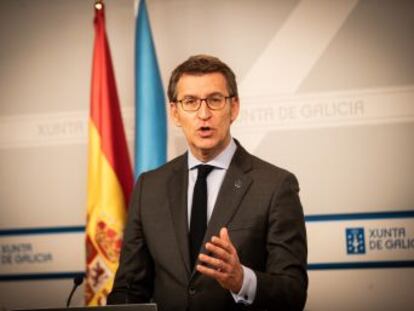 El presidente de la Xunta niega que su decisión responda a  intereses ajenos  a Galicia y se presenta como ejemplo de estabilidad.