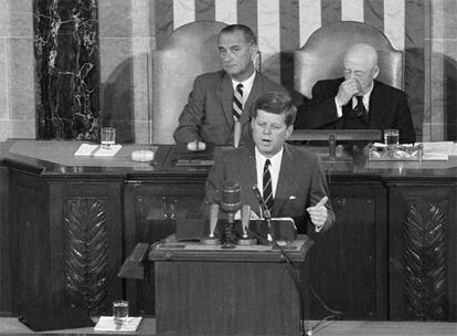 "Creo que esta nación debe asumir como meta lograr, antes del fin de esta década, llevar a un hombre a la Luna y hacerlo regresar a salvo a la Tierra": esta frase resume el discurso del 25 de mayo de 1961 en el que el entonces presidente Kennedy planteaba como reto de EE UU llevar a un hombre al satélite, y ganar en la carrera espacial a la URSS, que llevaba varios logros de ventaja en esta batalla de la Guerra Fría.