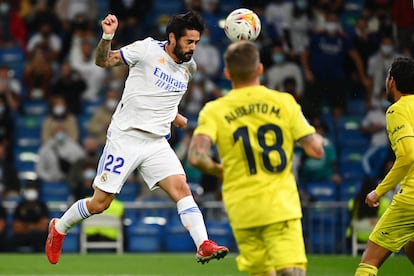 Isco golpea el balón con la cabeza en el partido del Real Madrid contra el Villareal CF en el Santiago Bernabéu.