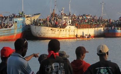 Miles de personas se hacinan en los viejos barcos oxidados en el puerto de Puerto Príncipe, buscando cobijo o para intentar salir de la ciudad (19/01/2010)