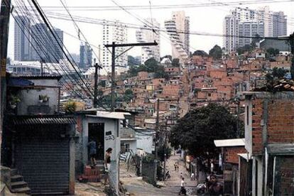 Torres y 'favelas', en São Paulo.