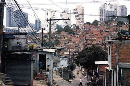 Torres y &#39;favelas&#39;, en São Paulo.