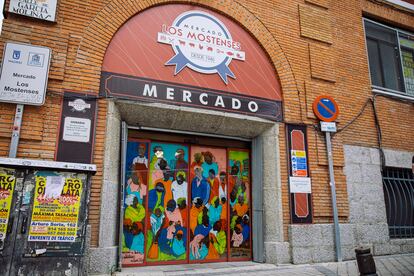 Puerta del mercado de los Mostenses con la obra de Elena Sanmiguel Urbina