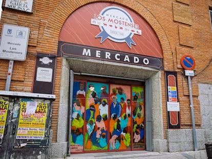 Puerta del mercado de los Mostenses con la obra de Elena Sanmiguel Urbina
