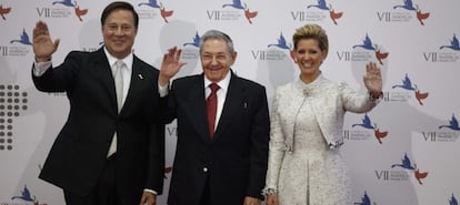 El presidente de Cuba, Raúl Castro (c), posa con el mandatario de Panamá, Juan Carlos Varela (i), y la primera dama panameña.