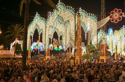 El alumbrado de la Feria se compone este año de 1.160.602 puntos de luz, con una potencia total de 3.417.461 w., 366.331 puntos led y 52 pórticos dobles, 206 arcos, 15 guirnaldas y 103 proyectores.