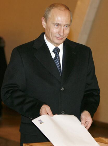 El presidente ruso, Vládimir Putin, deposita su voto en un colegio electoral de Moscú.