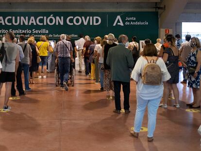 Colas para sacar número en el centro de vacunación instalado en el Estadio Olímpico de Sevilla este jueves.