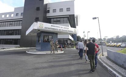 Sede da Polícia Federal em Curitiba, onde Lula está detido.