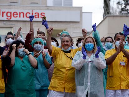 Trabajadores sanitarios del Hospital Gregorio Marañón aplauden a los vítores de los ciudadanos el pasado 2 de abril