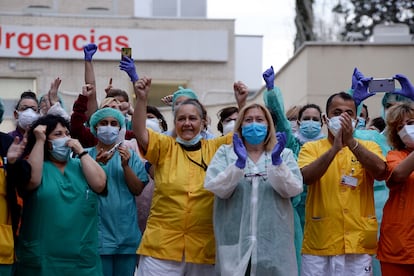 Trabajadores sanitarios del Hospital Gregorio Marañón aplauden a los vítores de los ciudadanos el pasado 2 de abril
