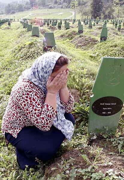 Una bosnia reza, ayer, ante la tumba de un hermano muerto en Srebrenica.