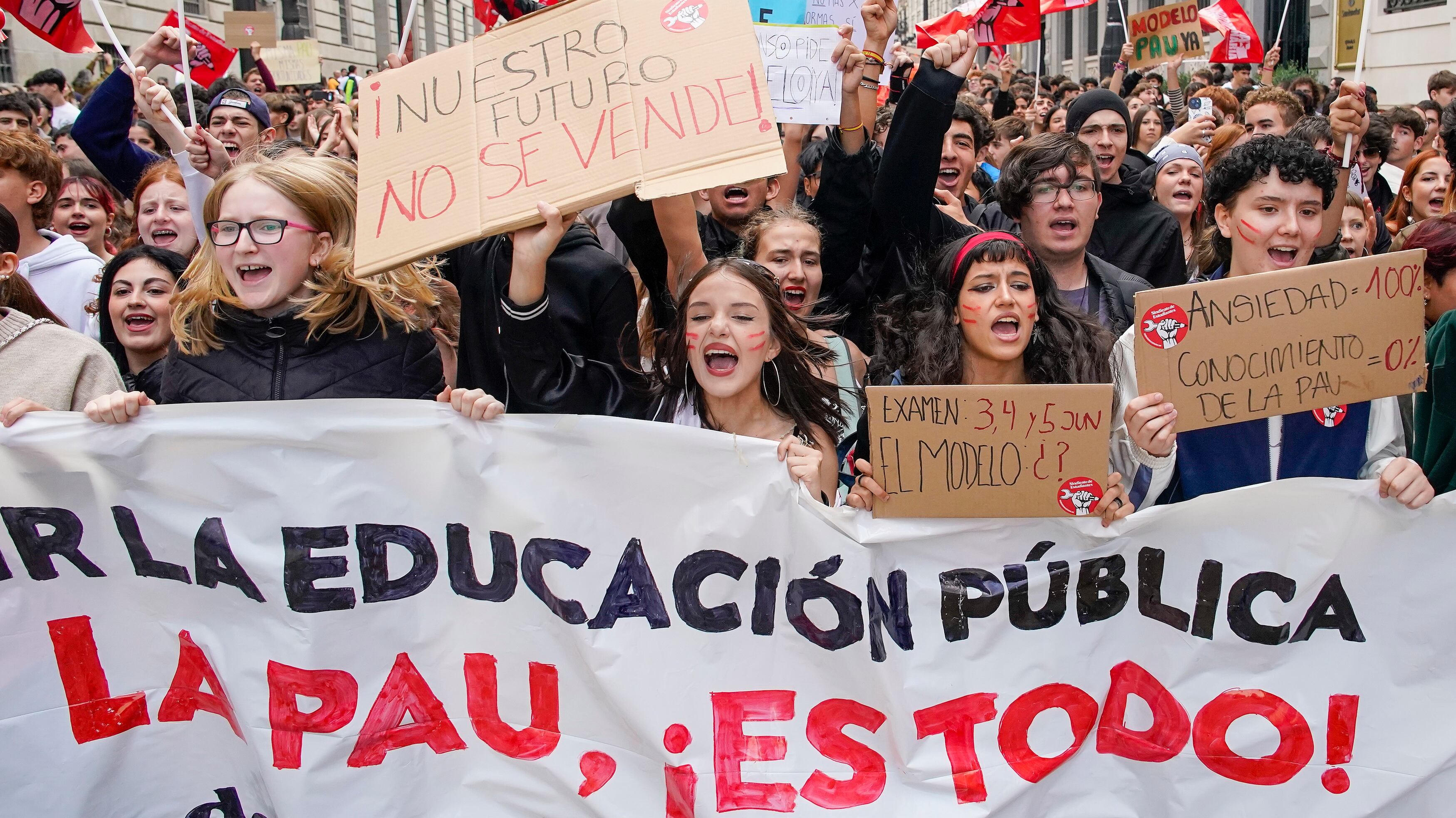 Estudiantes manifestándose este viernes en Madrid.