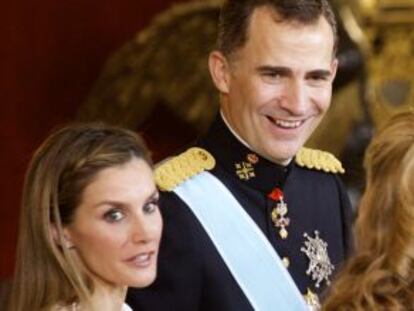 Los reyes Felipe y Letizia saludan a Adolfo Su&aacute;rez Illana y su mujer en el besamanos de la recepci&oacute;n oficial en el palacio Real de Madrid. 