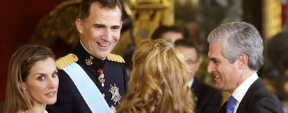 Los reyes Felipe y Letizia saludan a Adolfo Su&aacute;rez Illana y su mujer en el besamanos de la recepci&oacute;n oficial en el palacio Real de Madrid. 