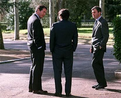 José María Michavila, José María Aznar y Ángel Acebes, ayer, en los jardines de La Moncloa.