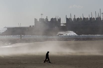 El viento ha alzado nubes de arena en playas de Barcelona como la de la Vila Olímpica.