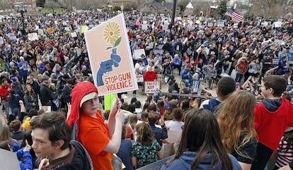 Milhares de manifestantes nos arredores do Capitólio do Estado de Utah, em Salt Lake City, pedindo medidas mais fortes para o controle de armas.