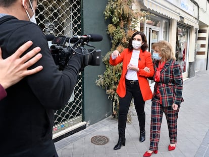 Isabel Díaz Ayuso y María Teresa Campos, durante la grabación del programa.