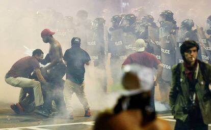 Protesto contra viol&ecirc;ncia racial em Charlotte, na Carolina do Norte, deixa ao menos uma pessoa ferida, na noite de quarta-feira.