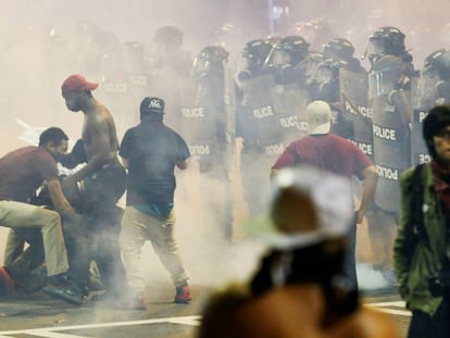 Protesto contra viol&ecirc;ncia racial em Charlotte, na Carolina do Norte, deixa ao menos uma pessoa ferida, na noite de quarta-feira.