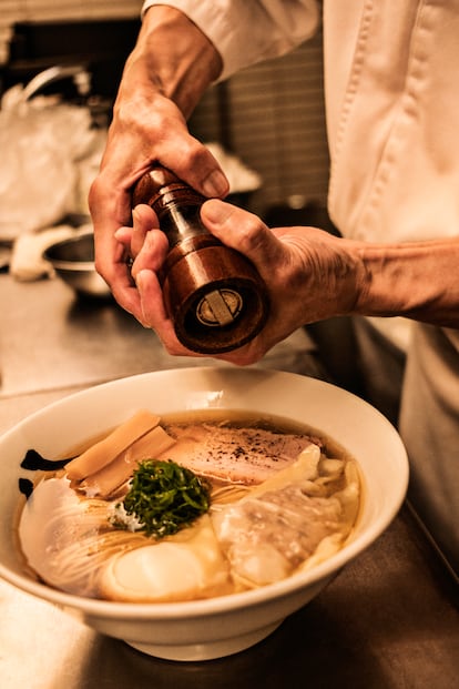 El chef Matsumura da un ligero toque afrutado con pimienta negra. 